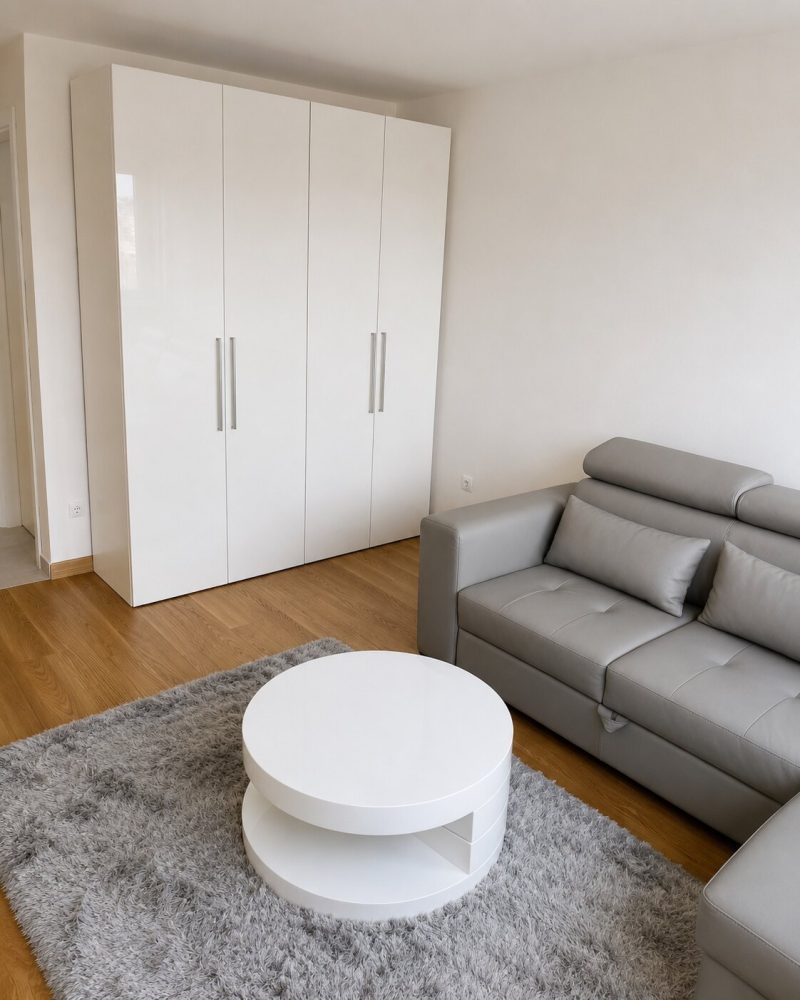 Ugradni plakar iskorišćava svaki metar – prostor za sve, iza čistih linija.