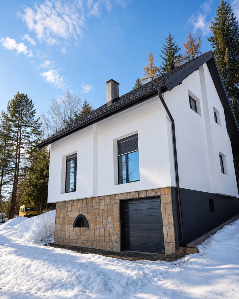 Obnovljena kuća sada stoji kao prirodan deo planinskog pejzaža.